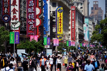 中国国家統計局が９日発表した１０月の生産者物価指数（ＰＰＩ）は前年比１．３％下落し、２０２０年１２月以来のマイナスとなった。写真は２０２１年５月、上海で撮影（２０２２年　ロイター/Aly Song）