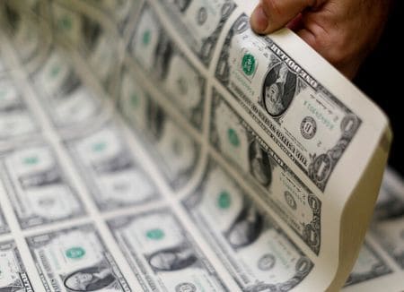 ニューヨーク外為市場ではドルが下落。英ポンドや豪ドルに対しては数年ぶりの安値に沈んだ（２０２１年　ロイター／Gary Cameron）