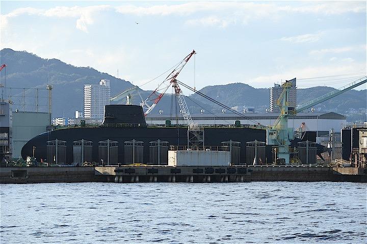 三菱重工業神戸造船所にて艤装中の海上自衛隊　潜水艦おうりゅう（SS-511）　左舷側面。2018年10月7日　神戸港沖にて遊覧船から撮影　Hunini-wikimedia