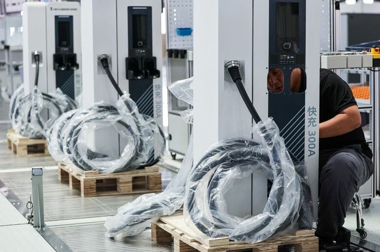 6月11日、中国・内モンゴル自治区フフホトのEV充電施設工場で撮影。REUTERS/Maxim Shemetov