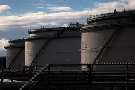 　１２月４日、アジア時間序盤の原油先物価格は小動き。写真はチェコ、ネラホゼヴェスの石油タンク。１１月撮影（２０２４　ロイター／David W Cerny）