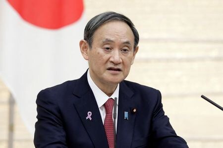 菅義偉首相は１日、新年を迎えるにあたって年頭所感を公表し、新型コロナウイルスの感染拡大防止に世界が団結する必要があるとし、象徴となる東京五輪の開催に向けた意欲を強調した。１１月代表撮影（２０２０年　ロイター）
