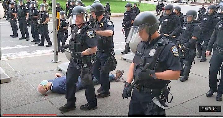 米ニューヨーク州バッファローで４日、白人警官による黒人男性暴行死の抗議デモに参加していた75歳の男性が警官に突き飛ばされ、負傷する事件が起きた。写真はビデオから。WBFO / YouTube