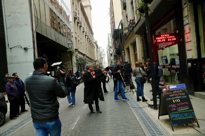 首都ブエノスアイレスの外貨両替所前でざわめく人々とメディア　Marcos Brindicci-REUTERS