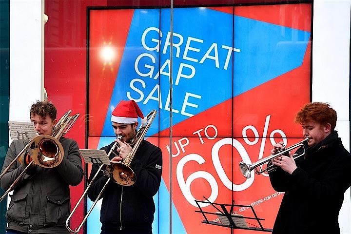 欧米の消費者は今年、値下げを期待して衣料品の購入を先伸ばししており、クリスマス商戦シーズンを前に小売り各社は寒風に吹かれている。写真は１８日、ロンドンで撮影（２０１８年　ロイター/Toby Melville）