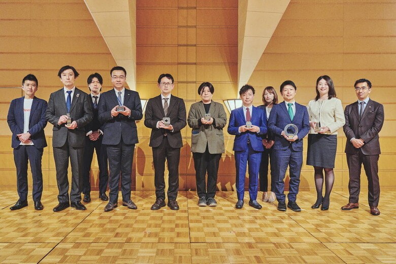 （左の2人目から）「ニューズウィーク日本版SDGsアワード2024」を受賞したパナソニック、KGホールディングス、中日本カプセル、生活クラブ連合会、和光紙器、沿線まるごとの各代表者。右端は本アワードの外部審査員を務めた蟹江憲史教授、左端は森田　PHOTOGRAPH BY NAOYUKI HAYASHI