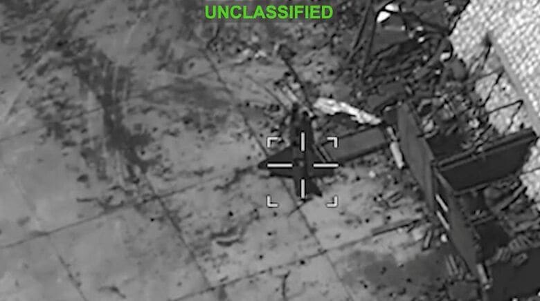 写真は7月20日に米中央軍が公開したイランへの攻撃とみられる映像のスクリーンショット。U.S. Central Command/Handout via REUTERS