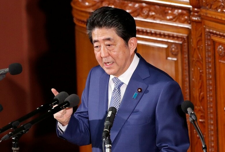 １月２４日、安倍晋三首相は、韓国・平昌で２月９日に開かれる冬季五輪の開会式に出席する意向を表明した。写真は２２日始まった通常国会で施政方針演説をする同首相（２０１８年　ロイター／Kim Kyung Hoon）