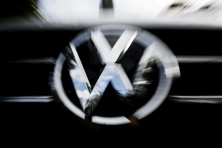 独自動車大手フォルクスワーゲン（VW）はウォルフスブルク本社の近くに電気自動車（EV）工場を新設する計画を発表した。写真はVWのロゴ。独ブラウンシュワイクで2019年9月撮影（2021年　ロイター/Michele Tantussi）