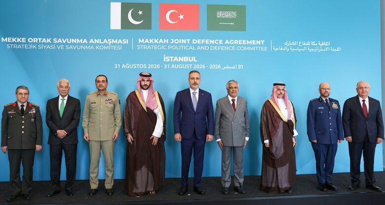 トルコ、パキスタン、サウジアラビアの外相ら。３１日、イスタンブールで開催された「メッカ共同防衛協定」に基づく第１回委員会会合に先立ち撮影。REUTERS/Murad Sezer