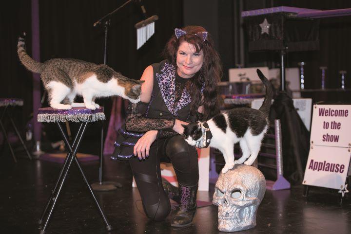 猫たちの調教は日々の観察のたまものと言うマーティン　SANDRA RUST