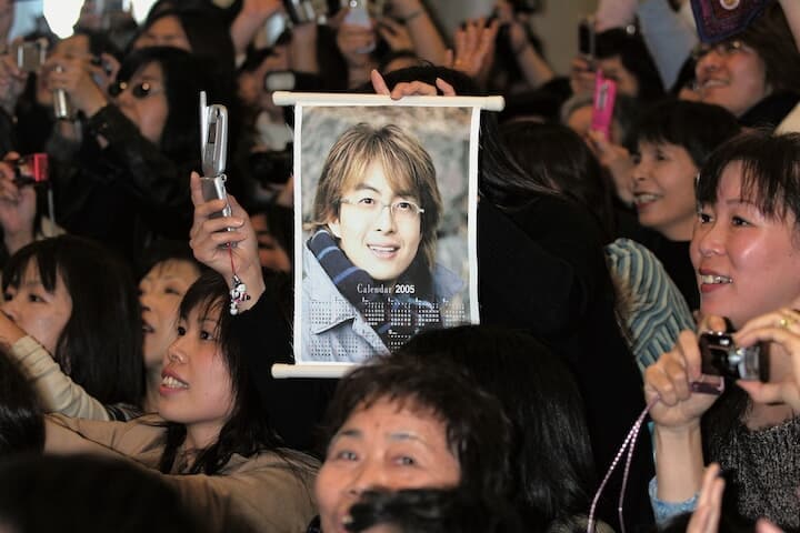 ヨン様ブームから20年（2004年、成田空港）JUNKO KIMURA／GETTY IMAGES