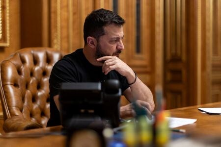 ウクライナのゼレンスキー大統領は９日、同盟国が武器供給を増やせば、ウクライナはロシア軍のウクライナ東部への侵攻を阻止できると述べた。２０２３年１０月撮影。提供写真（２０２４年　ロイター/Ukrainian Presidential Press Service）