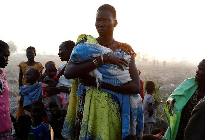 国連難民高等弁務官事務所（ＵＮＨＣＲ）は２７日、飢饉や内戦から逃れて、今年に入り３万１０００人以上の南スーダン国民が隣国スーダンに流入したと明らかにした。その大半は女性や子どもだという。写真は南スーダン・リアーで国連ＷＦＰの食糧配給の事前登録にきた女性。２６日撮影（２０１７年　ロイター／Siegfried Modola）