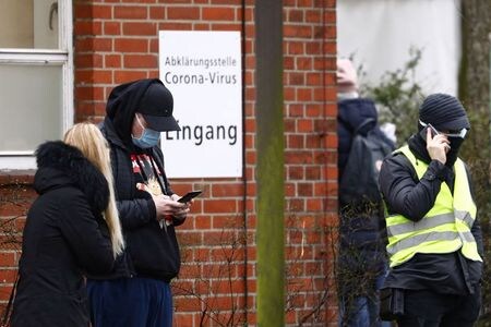 ドイツで９日、新型コロナウイルス感染で８９歳の女性と７８歳の男性が死亡した。国内初の死者となる。感染者も２０％急増し、１１３９人に達した。ベルリンの新型ウイルス専門施設で撮影（２０２０年　ロイター/MICHELE TANTUSSI）