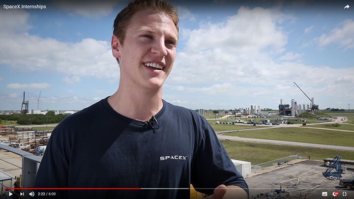 「素晴らしい経験をしている。ここで会った人々も最高」と語るスペースXのインターン　Space X/YOUTUBE