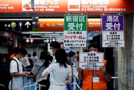 東京都は１８日、新たに５３８６人の新型コロナウイルス感染が確認されたと発表した。写真は都内のワクチン接種会場、１６日撮影（２０２１年　ロイター／Issei Kato）