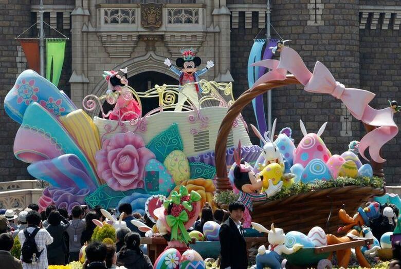 オリエンタルランド は、東京ディズニーランドおよび東京ディズニーシーを29日から3月15日まで臨時休園すると発表した。写真は東京ディズニーランドで2011年4月撮影（2020年　ロイター/Issei Kato）