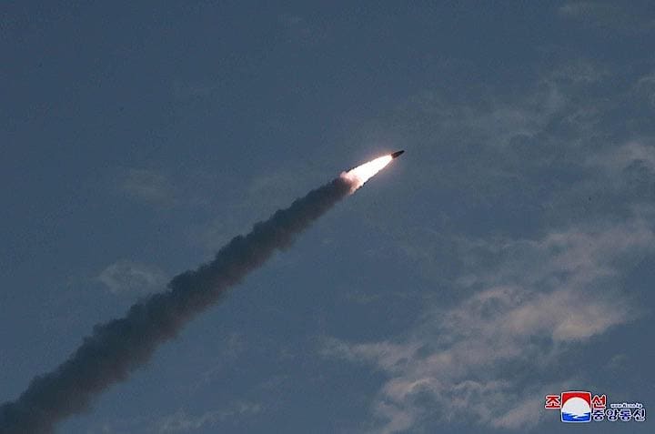 韓国軍合同参謀本部は、北朝鮮が同日朝、同国東部沿岸から飛翔体を２発発射したと明らかにした。北朝鮮は先週始まった米韓合同軍事演習に抗議し、ここ数週間に短距離ミサイルの発射を繰り返している。KCNA提供写真（２０１９年　ロイター）