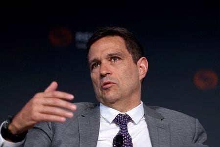 ４月２２日、ブラジル中央銀行のカンポス・ネト総裁は、著しい不透明感のため金融政策の指針を示すのが困難になったとの考えを改めて示し、政策担当者が今後の５０ｂｐ利下げにもはやコミットしていないことを示唆した。写真はニューヨークで２０２３年１１月撮影（２０２４年　ロイター／Brendan McDermid）