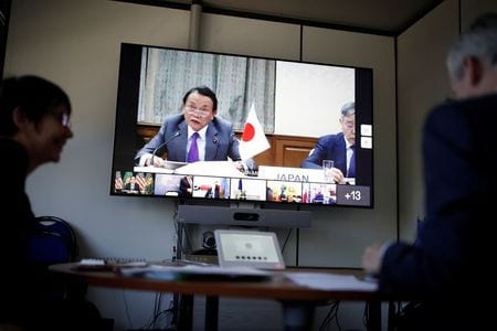 複数の関係筋によると、主要７カ国（Ｇ７）の財務相は、２５日のビデオ会議で最貧国の債務軽減策拡充への支持を示す見通し。写真は4月、ビデオ会議でのＧ７財務相会合に臨むフランスのルメール経済・財務相と麻生財務相。パリで撮影。（2020年 ロイター/Benoit Tessier ）
