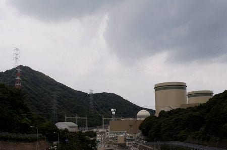 　４月２８日、福井県の杉本達治知事は、運転開始から４０年を超えた原子力発電所３基の再稼働に同意した。写真は高浜原子力発電所。福井県大飯郡で２０１１年７月撮影（２０２１年　ロイター／Issei Kato）
