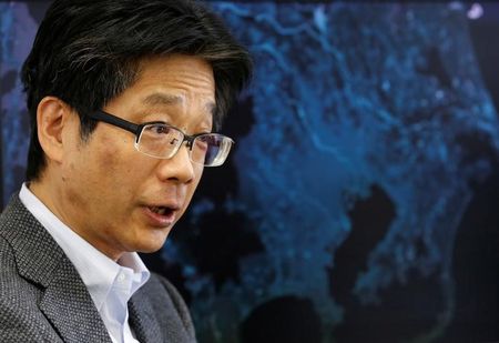 東京大学大学院経済学研究科の渡辺努教授はロイターとのインタビューで、足元の円安に日銀がどう対応すべきかについて、サービス価格に影響が出るまで利上げを待つべきとの見方を示した。写真は、２０１７年１月２４日に都内のロイター社内で撮影に応じる渡辺氏。（２０２４年　ロイター／Toru Hanai）