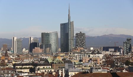 　９月２８日、イタリアのドラギ政権は、来年の経済成長予測を２．４％から０．６％に下方修正した。写真はミラノで２０１６年１月撮影（２０２２年　ロイター／Stefano Rellandini）
