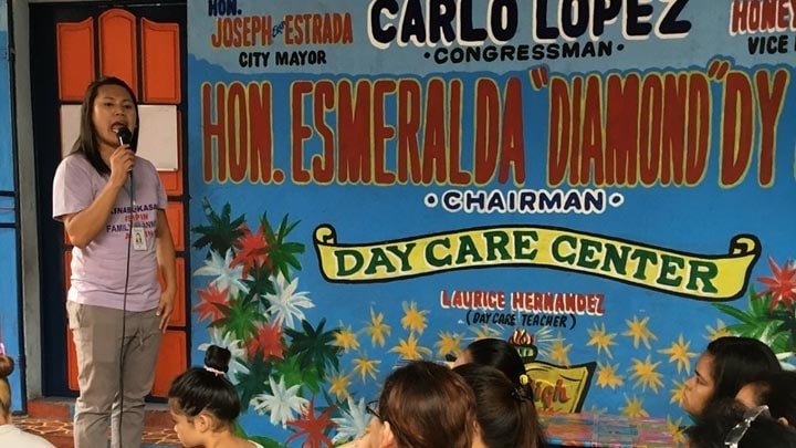 バランガイ220で懸命に啓蒙活動をする「女性スタッフ」（スマホ撮影）