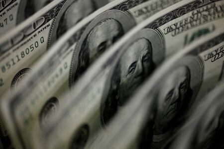 政府・日銀の巨額円買い介入が明らかになったことで、投機のドル買い／円売りは今しばらく抑えられそうだ。資料写真、ドル紙幣、２０１１年８月撮影（２０２４年　ロイター／Yuriko Nakao）