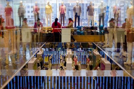 １１月１７日、ファーストリテイリングと東レは第３期の戦略的パートナーシップを発表した。２０１６―２０年の５カ年で、取引累計額１兆円を目指す。都内のユニクロ店舗で４月撮影（２０１５年　ロイター/THOMAS PETER)