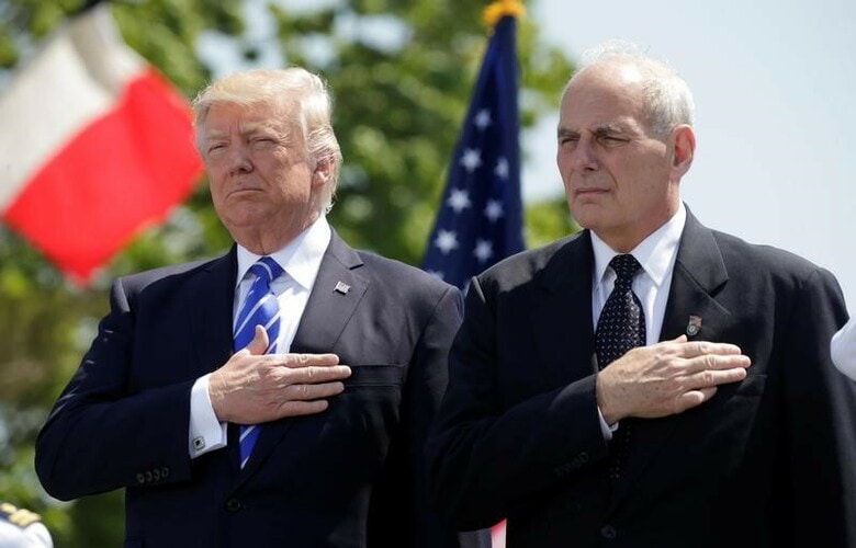 ７月２８日、トランプ米大統領は、プリーバス大統領首席補佐官を更迭し、後任にケリー国土安全保障長官を指名した。２１日にはスパイサー報道官が辞任したばかりでホワイトハウス内では混乱が続いている。写真は右がケリー氏、左が同大統領。コネティカット州で５月に撮影（２０１７年　ロイター／Kevin Lamarque）