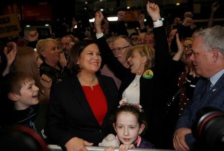 ２月８日実施されたアイルランド総選挙は、左派の野党シン・フェイン党が得票率２４．５％でリードしている。写真はマクドナルド党首（中央、赤いブラウスの女性）。２月９日、アイルランドのダブリンで撮影（２０２０年　ロイター/Phil Noble）