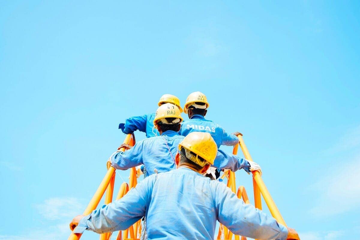 ホワイトカラーの62%が「ブルーカラーに転職」を検討AIで激変の雇用