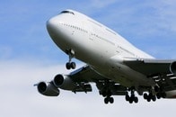 離陸直後のボーイング機からタイヤが落下する事故...動画に一部始終が捉えられていた