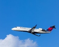 「イラつく」「飛び降りたくなる」遅延する飛行機、機内放送で「モアナ」を熱唱する「少女の歌声」が大炎上...「自己満足」