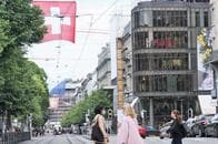 新型コロナの封鎖緩和したスイス　繁華街でもマスクせず､感染予防は消毒液で