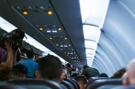 「マナー違反」「信じられないほど無礼...」飛行機内で撮影された、後ろの女性客の「最悪な振る舞い」にネット激怒