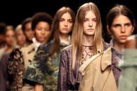 「服と関係ない」「不快」 裸のモデルの胸に手術跡...バーバリー広告に保守派が怒り心頭の訳