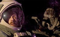 孤独な男と「謎の宇宙グモ」の友情に、まさか涙するとは...映画『スペースマン』の奇怪な魅力