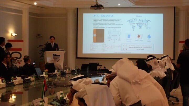 アブダビ商工会議所でピッチプレゼンを行っている様子