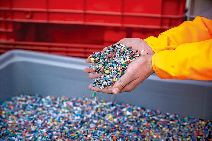 プラスチックの成形に使われる樹脂ペレット