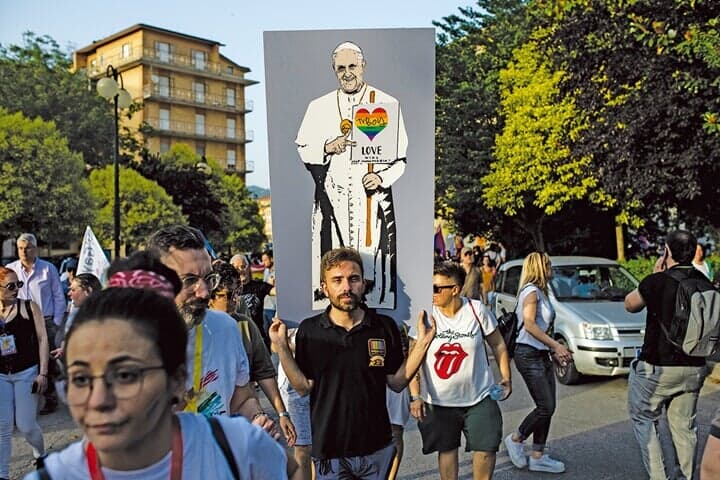 教皇を支持するLGBTQ活動家