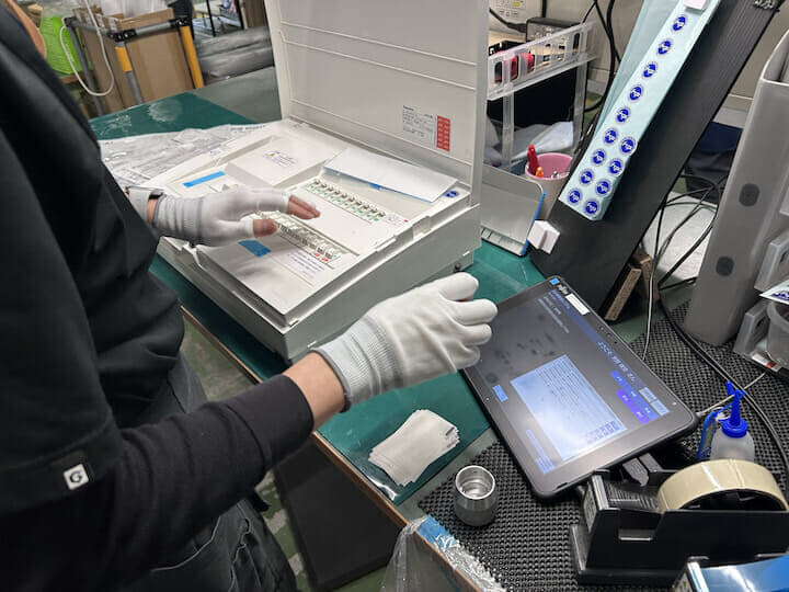 同じく瀬戸工場での住宅分電盤検査風景