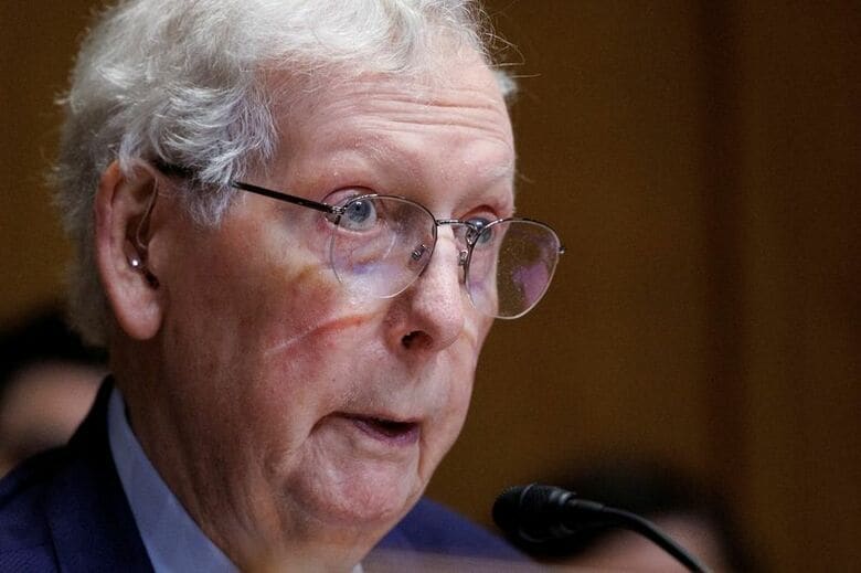マコネル米上院議員。連邦議会議事堂で５月撮影。REUTERS/Tom Brenner