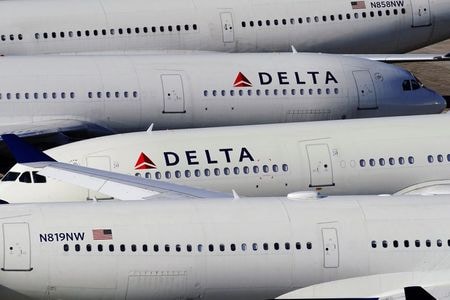 ８月３１日、米デルタ航空は、来年夏の航空需要拡大を見込んで客室乗務員１５００人を新規採用する計画を明らかにした。写真はデルタ航空機。アラバマ州バーミングハムの空港で昨年３月撮影（２０２１年　ロイター／Elijah Nouvelage）
