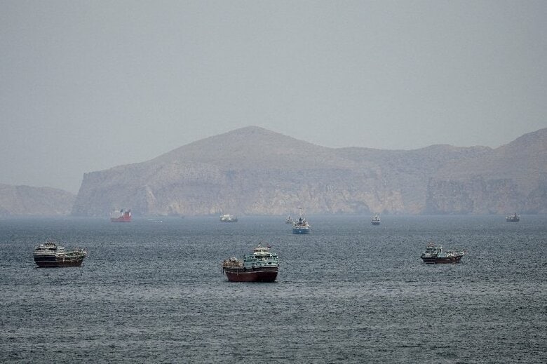 ホルムズ海峡に浮かぶ船舶。オマーン・ムサンダムで４月撮影。REUTERS/Stringer/File Photo