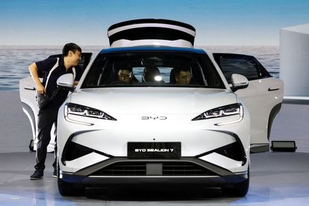 　３月４日、 中国の電気自動車（ＥＶ）メーカー、比亜迪（ＢＹＤ）は新株発行で５５億９０００万ドルを調達した。写真はBYDの電気自動車。ジャカルタで行われた自動車ショーで２月撮影（２２０５年　ロイター/Willy Kurniawan）