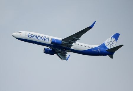 米商務省は１４日、ベラルーシの国営航空会社ベラビアが運航するボーイング機７機について、米国の輸出規制に違反していることを確認したと発表した。写真はモスクワ郊外のドモジェドヴォ空港を離陸するベラビア航空機。２０２１年５月撮影（２０２２年　ロイター/Maxim Shemetov）