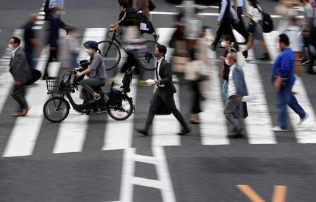 　９月３０日、内閣府が発表した９月消費動向調査によると、消費者態度指数（２人以上の世帯・季節調整値）は、前月から１．７ポイント低下し３０．８となった。写真は都内で２０２０年９月撮影（２０２２年　ロイター／Issei Kato ）